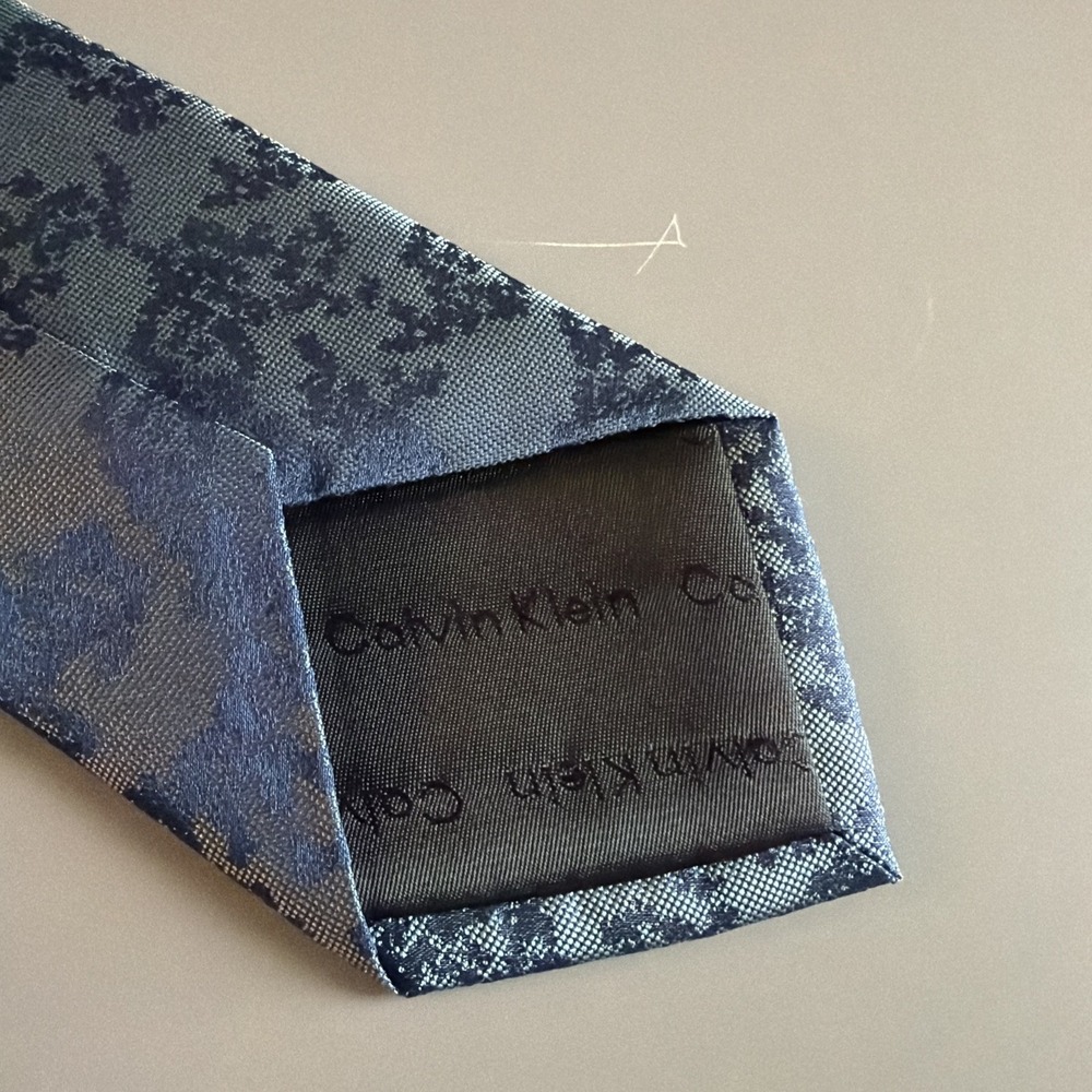 Calvin Klein Blue Floral Botanical Men's Neck Tie 100% Silk Modern Designer - Picture 4 of 6